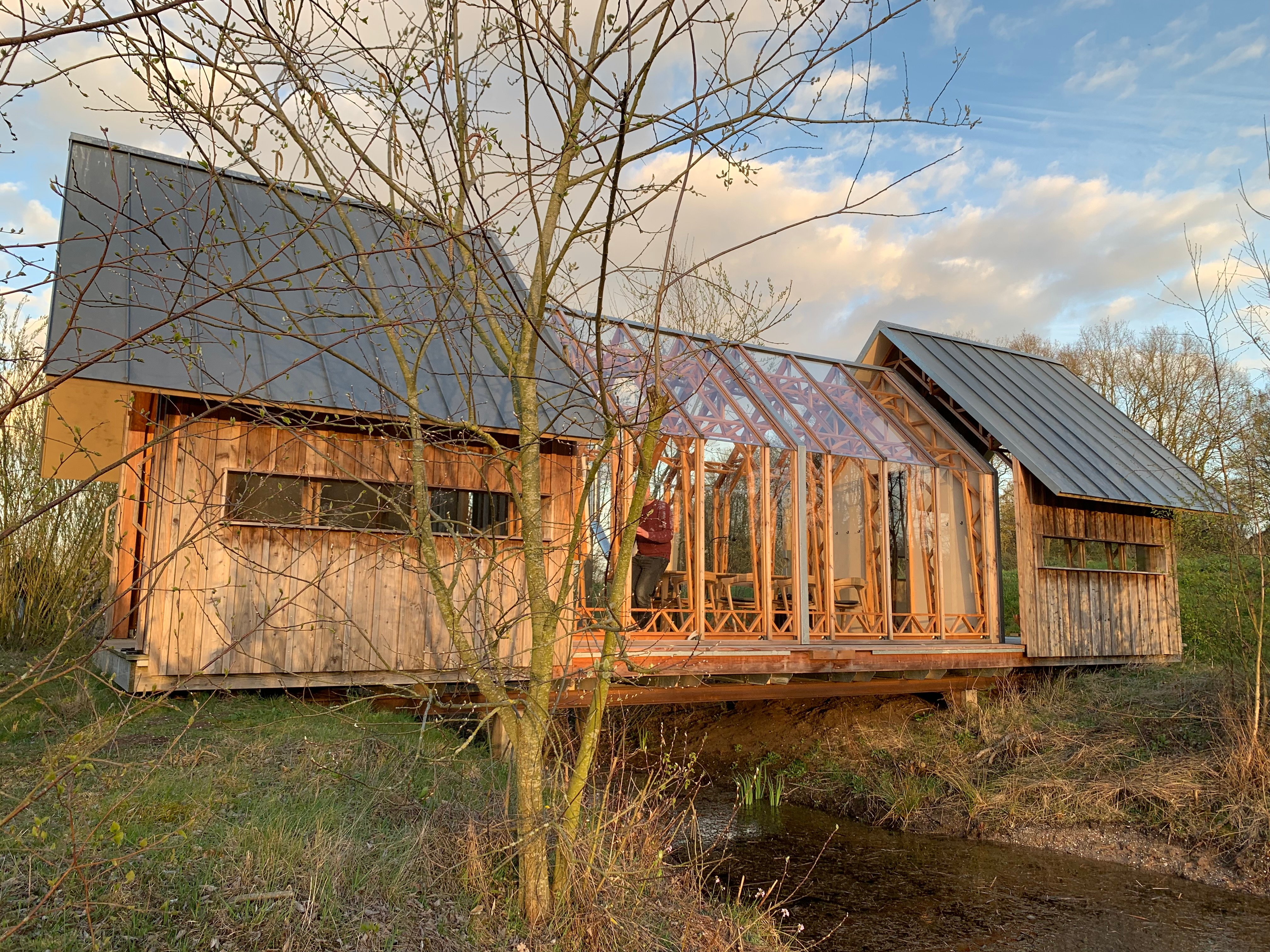 Cabin Anna, een unieke houten glampingcabin op palen bij Camping Holenberg