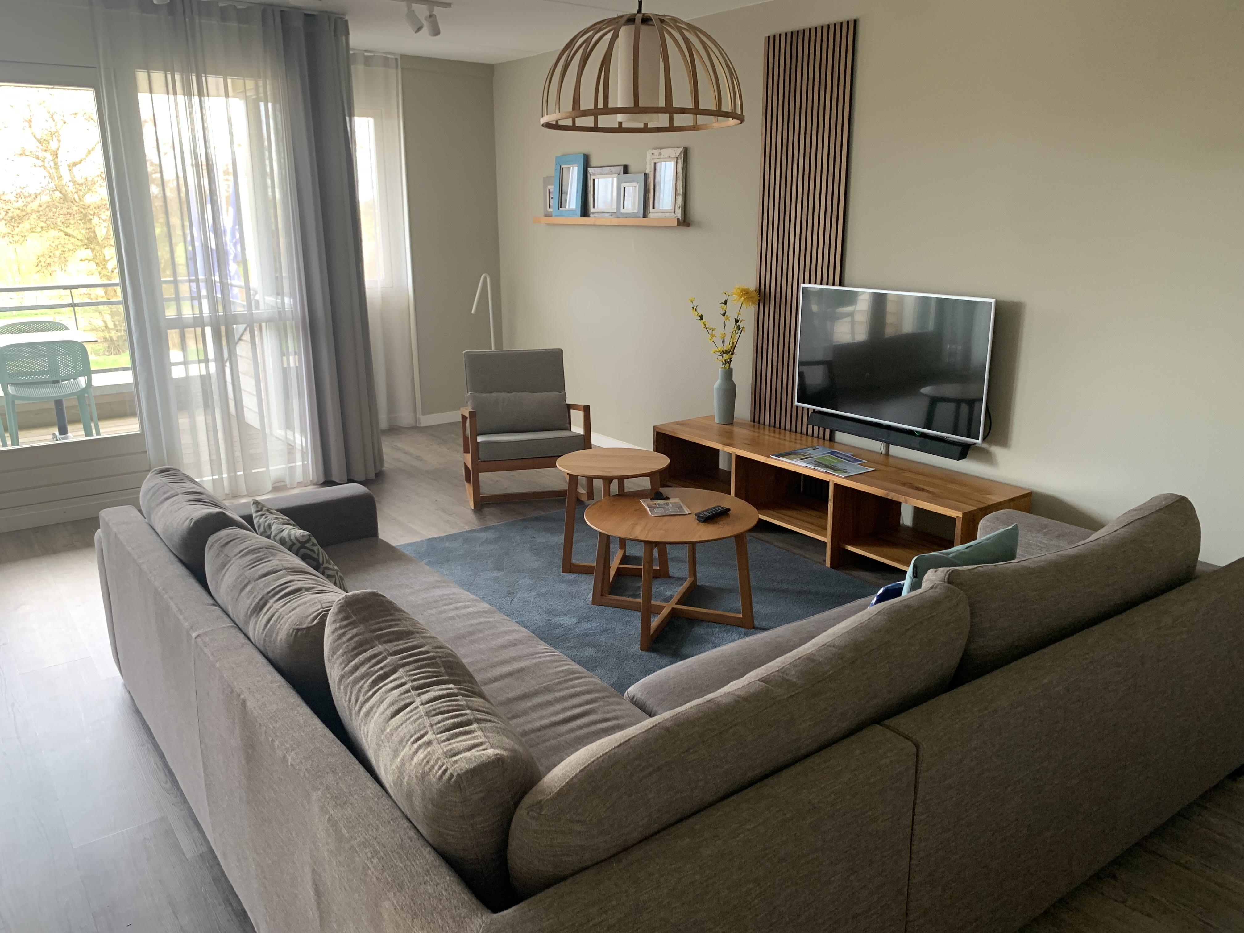 Modern verblijfsinterieur met gastvriendelijk design