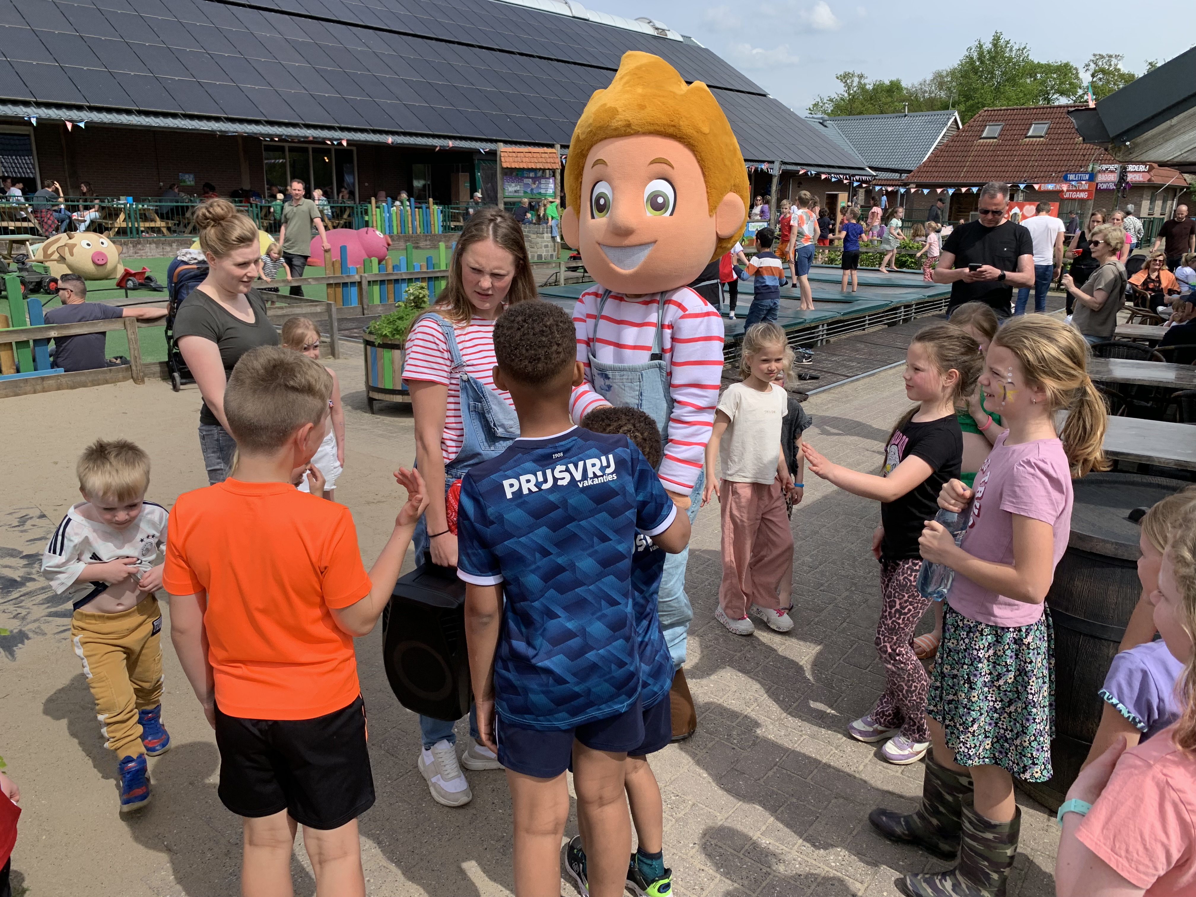 Mascotte bij De Flierefluiter met kinderen