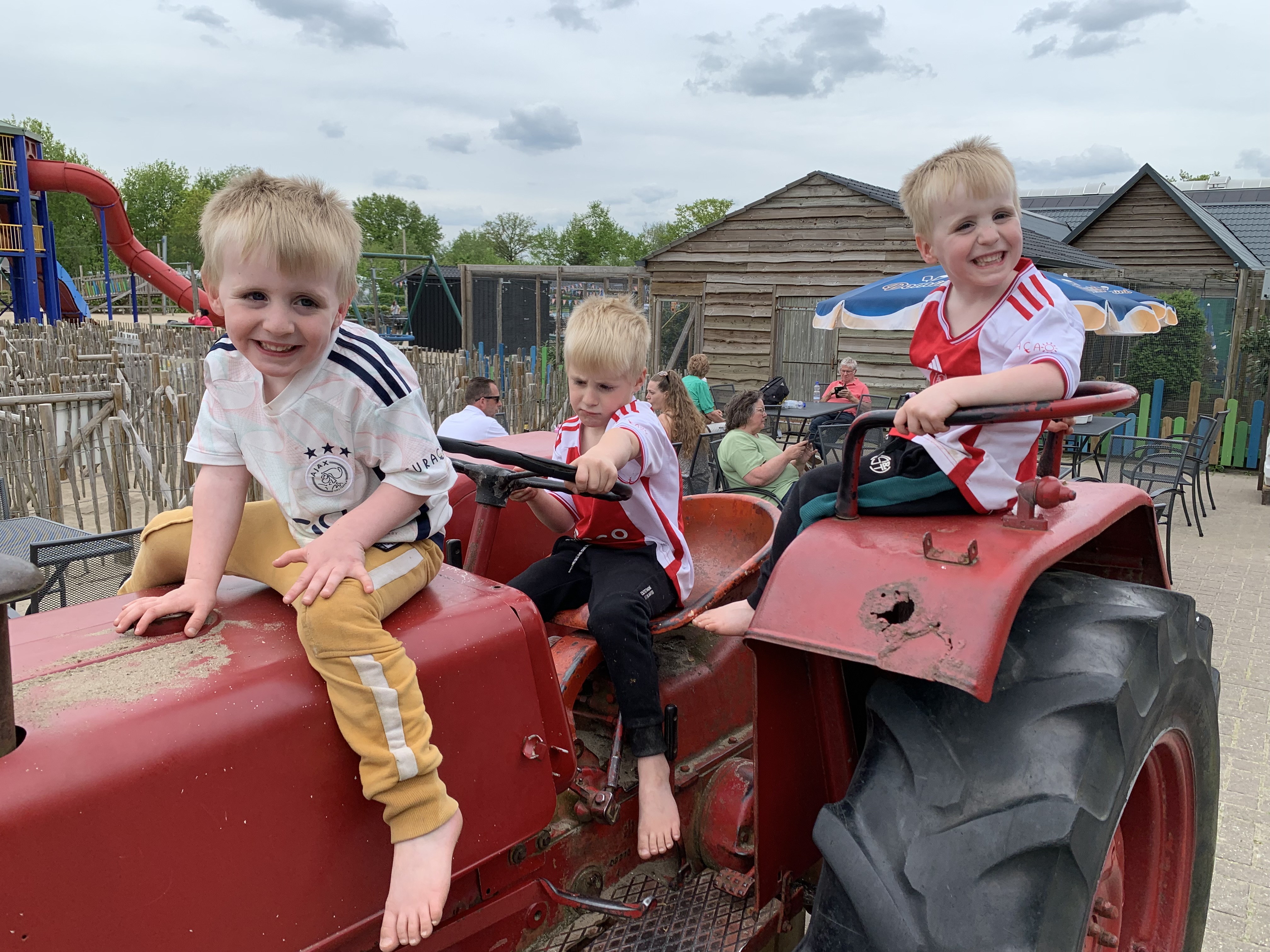Kinderen spelen op een tractor bij Speelpark De Flierefluiter