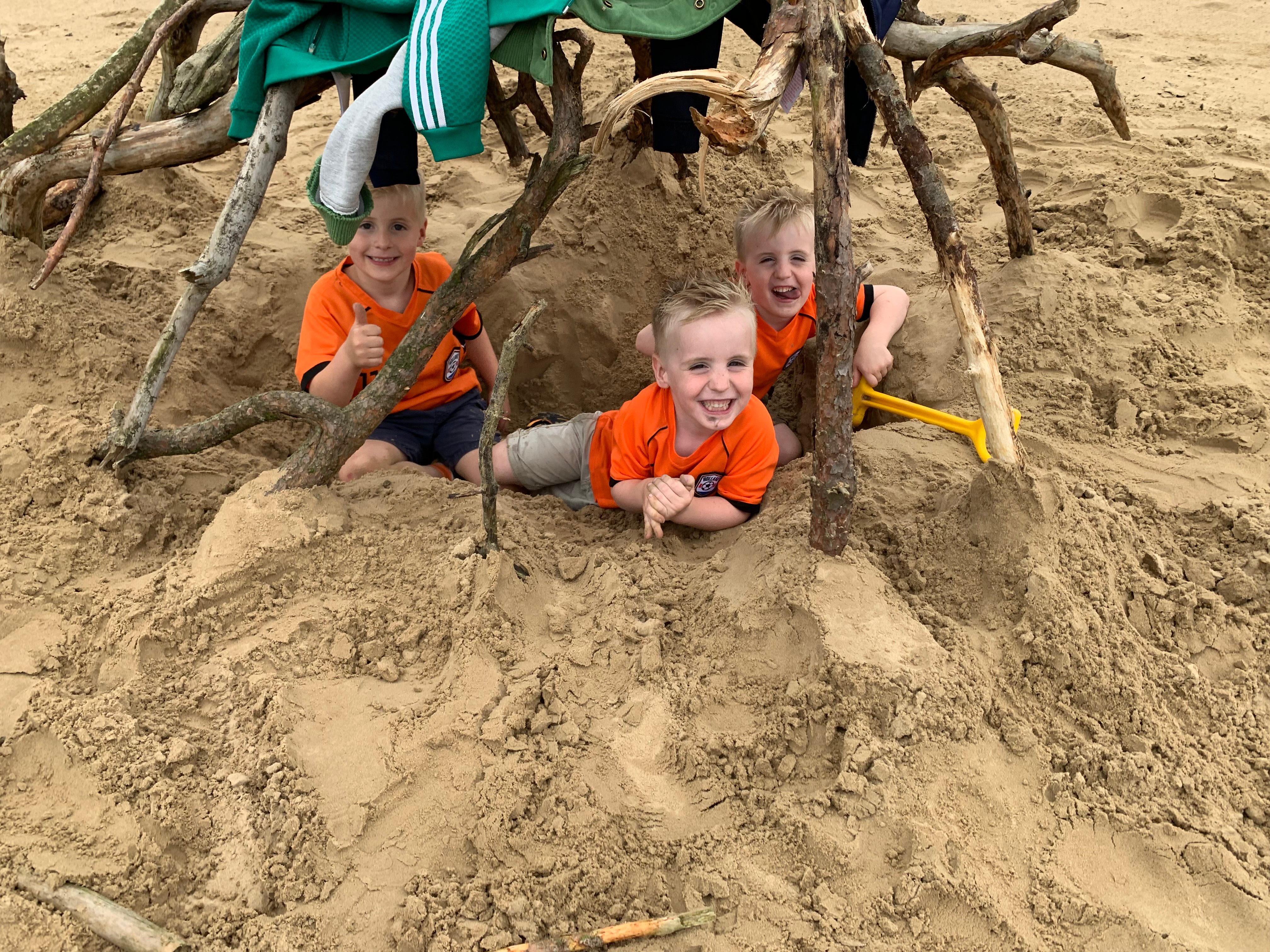 Kinderen bouwen hutten op de zandverstuiving