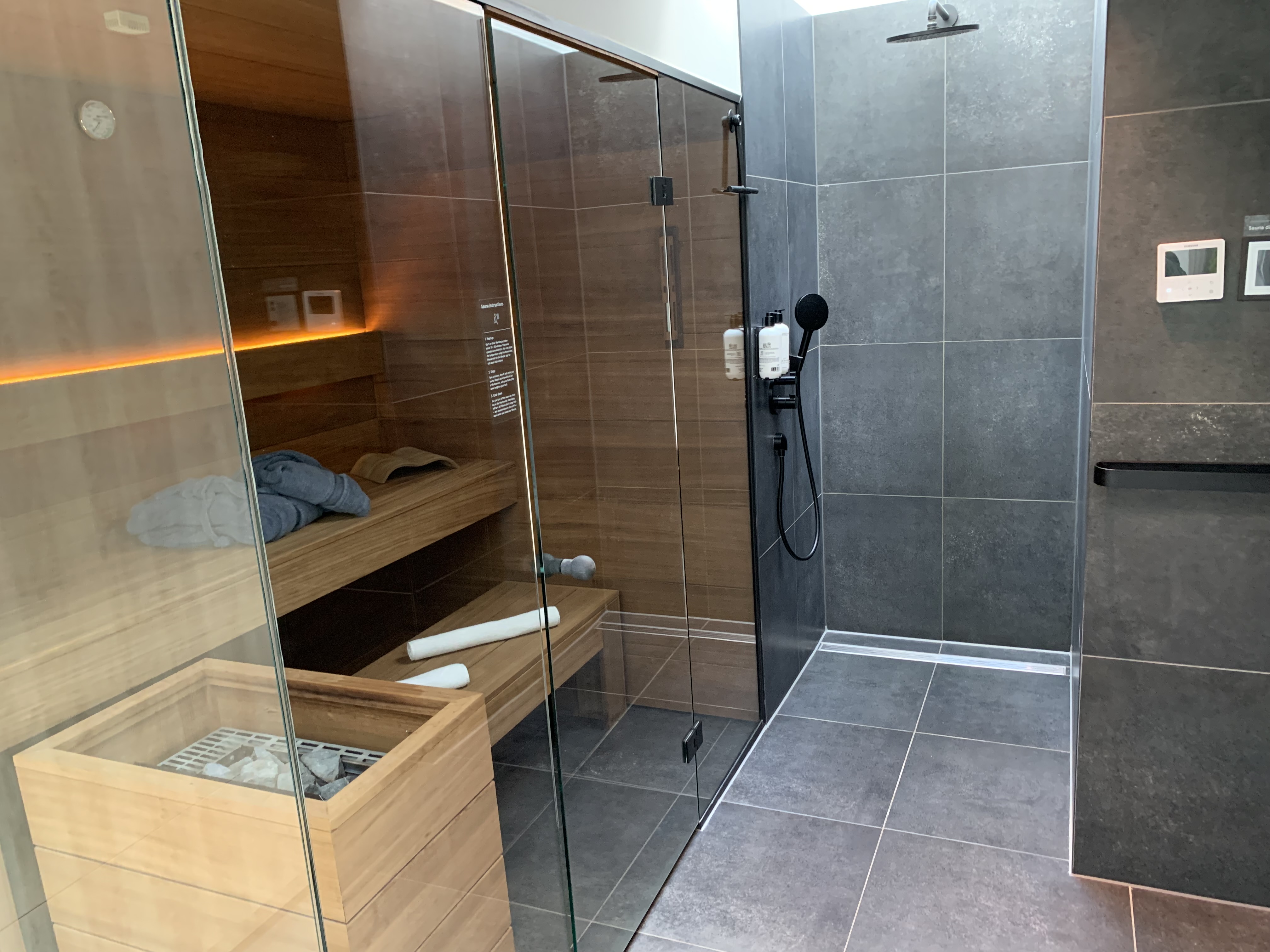 Luxe sauna en douche in een wellnesssuite bij Marber Suites