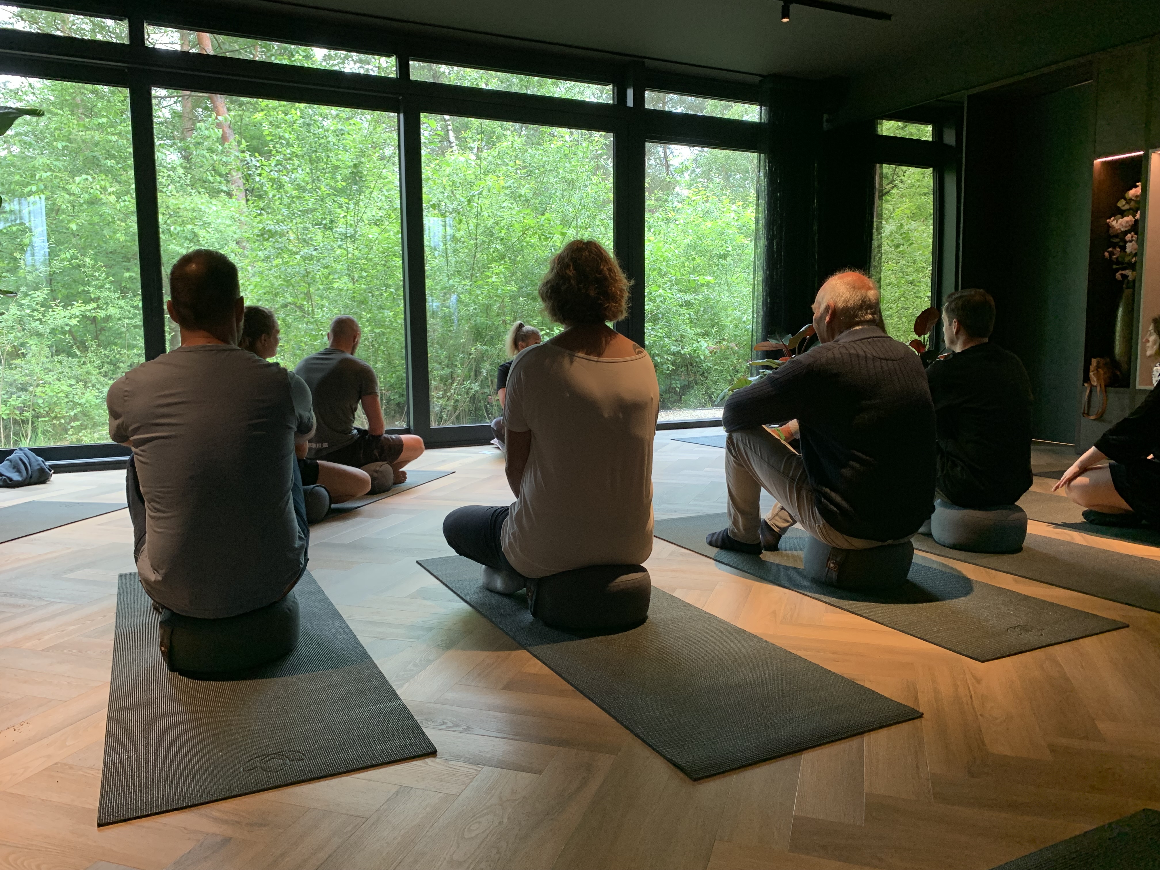 Gasten in een retreat sessie in een natuur-studio